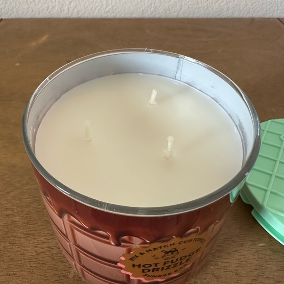 NEW Bath & Body works HOT FUDGE DRIZZLE 3 wick candle NEW - Picture 2 of 3
